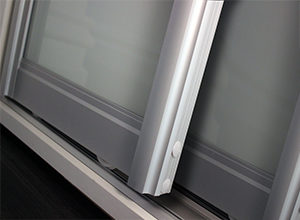 Silver aluminium frame and soft white glass doors